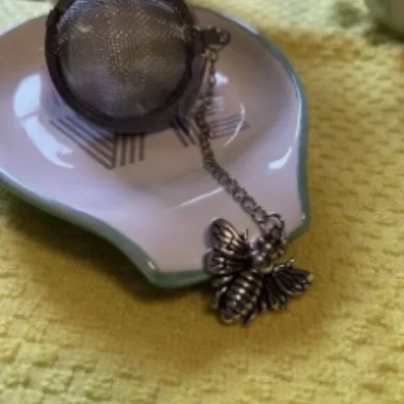 heart-printed pink cups and spoon rest, along with the cute bumble bee tea ball - Picture 6 of 6